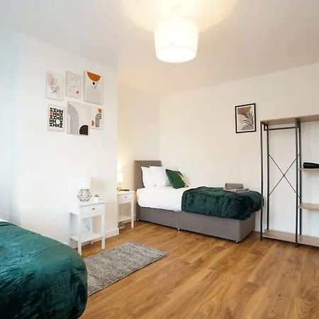 3 Bedroom With Free Parking Apartment *