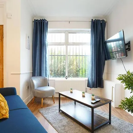 3 Bedroom With Free Parking Apartment