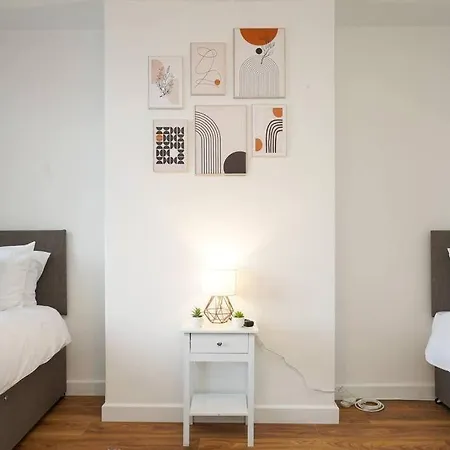 3 Bedroom With Free Parking Apartment *