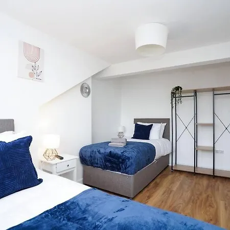 Apartment 3 Bedroom With Free Parking *