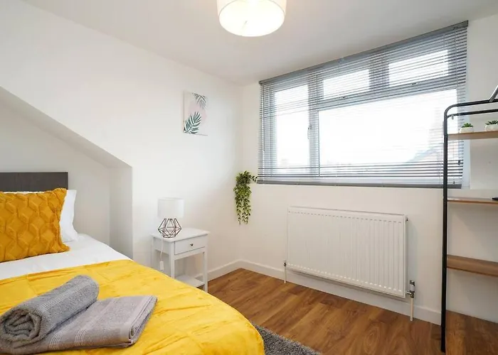 3 Bedroom With Free Parking Leeds (West Yorkshire)