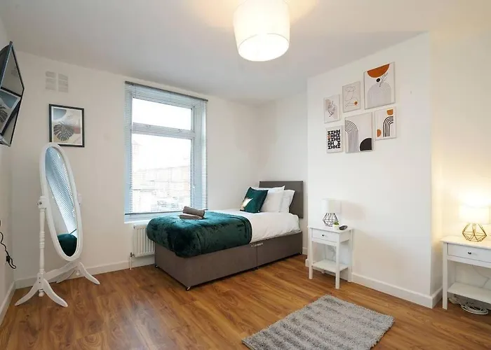 3 Bedroom With Free Parking Apartment Leeds (West Yorkshire)
