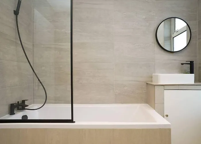 3 Bedroom With Free Parking Leeds (West Yorkshire)