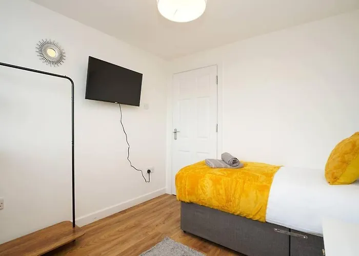 Apartment 3 Bedroom With Free Parking