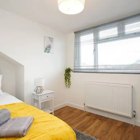 3 Bedroom With Free Parking Leeds (West Yorkshire)