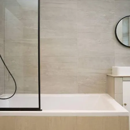 3 Bedroom With Free Parking Leeds (West Yorkshire)