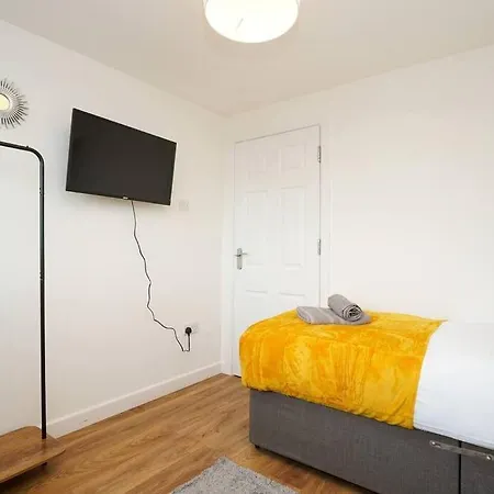 Apartment 3 Bedroom With Free Parking
