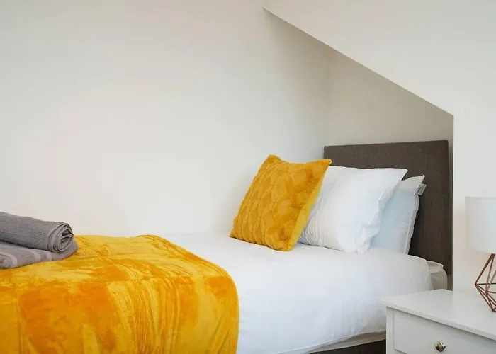 3 Bedroom With Free Parking * Leeds (West Yorkshire)